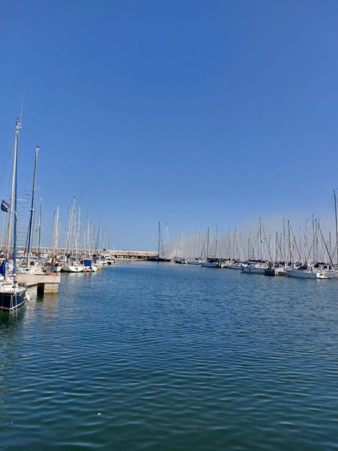 Precioso Barco En Barcelona Hotel Badalona Exterior photo